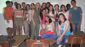 A autora no meio de alguns dos participantes da Oficina de Tradução, março 2013, Universidade Federal de Campina Grande, Brasil