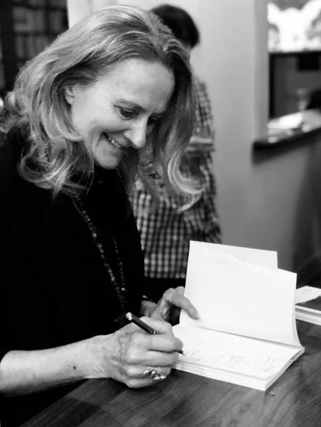 Claire Varin en séance de signature. Photo Julie Mackay